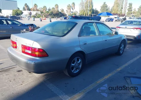 1998 Lexus Es 300 from USA, damaged, VIN JT8BF28G0W5026161
